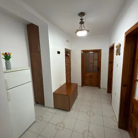 Alex Guest * Gjirokastër